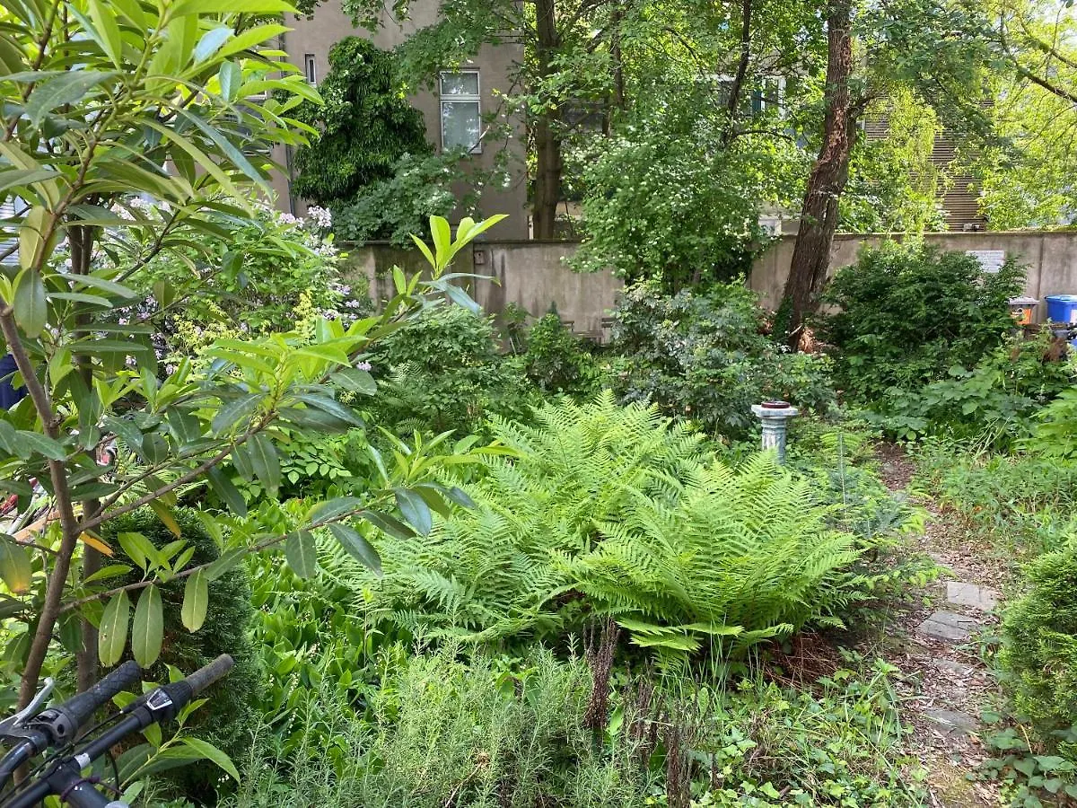 Zentral Gelegen - Stilvolles Appartment In Moabit contacts